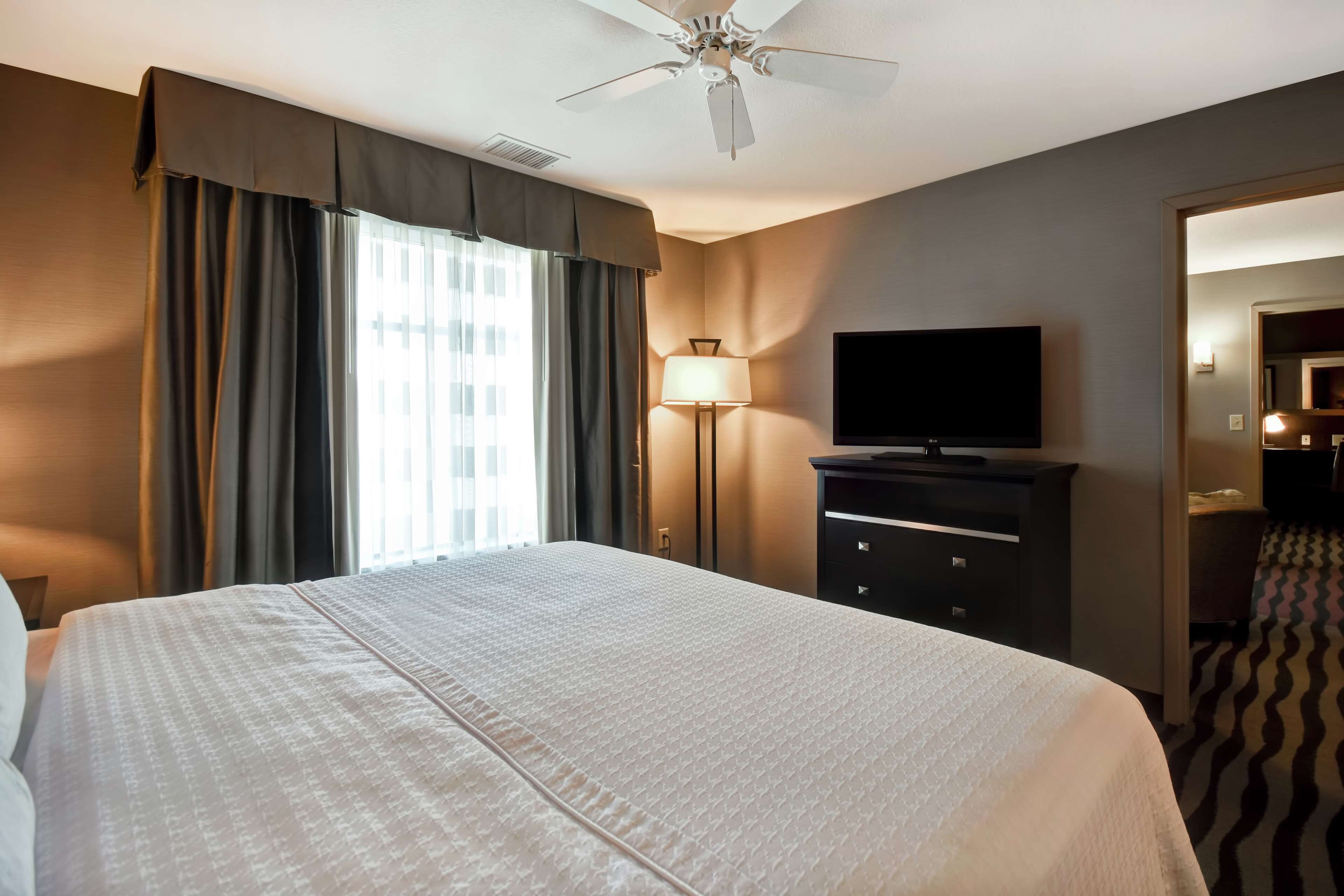 desk, free cots/infant beds, free wifi, bed sheets