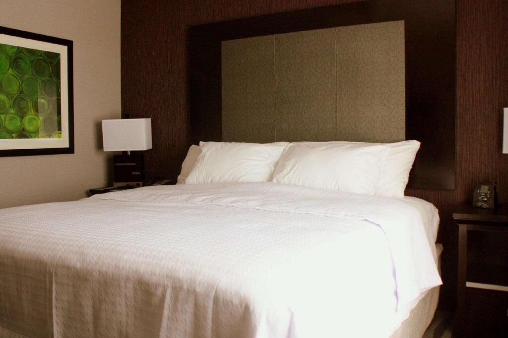 Escritorio, cunas gratuitas, wifi gratis y ropa de cama 