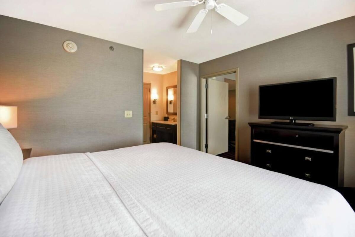 Desk, free cots/infant beds, free WiFi, bed sheets