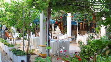 Der serveres frokost og aftensmad