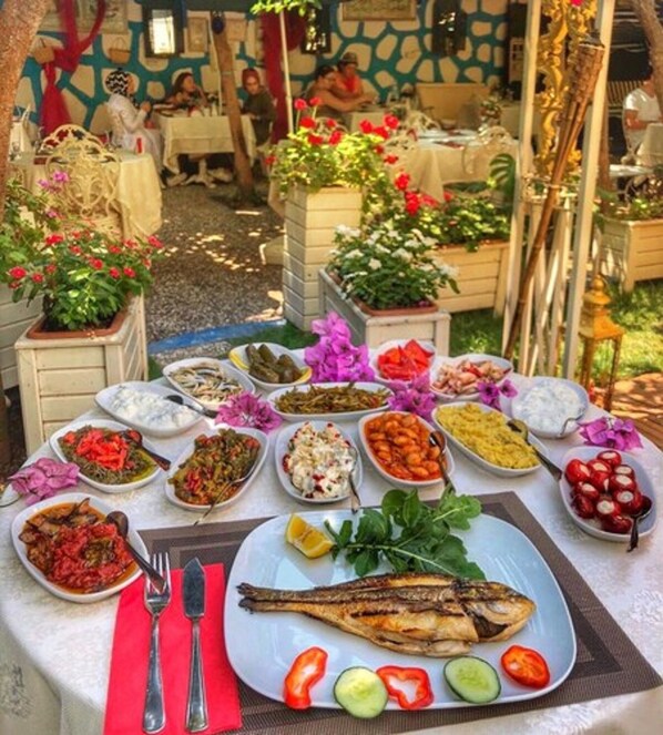 Déjeuner et dîner servis sur place, spécialités Cuisine méditerranéenne