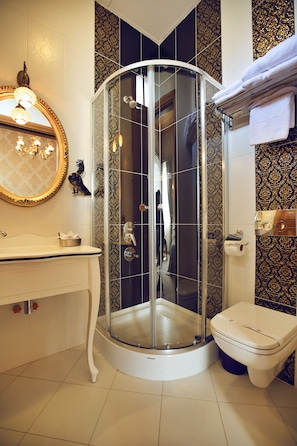 Deluxe Room | Bathroom | Shower, free toiletries, hair dryer, bathrobes