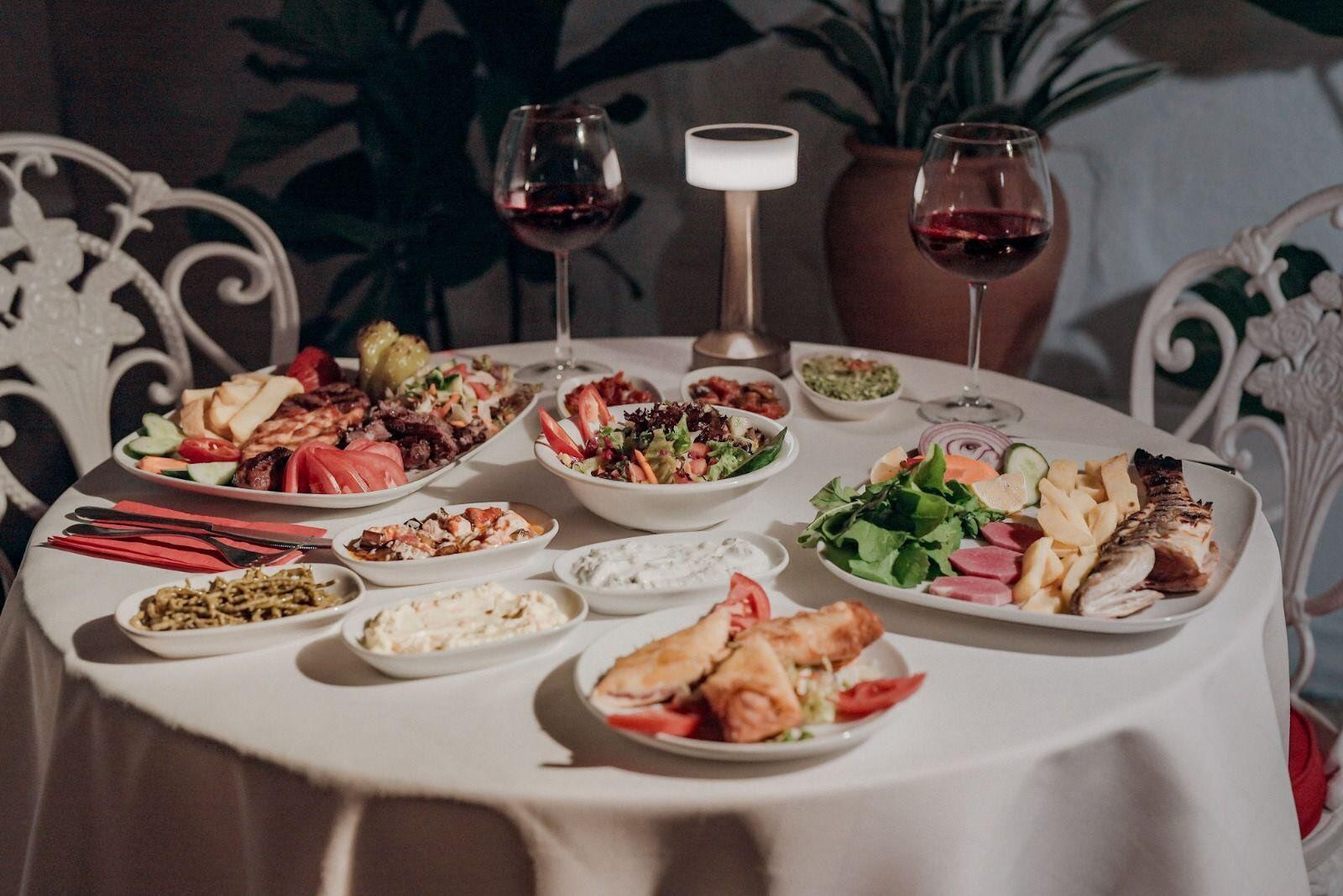 Der serveres frokost og aftensmad