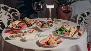 Der serveres frokost og aftensmad