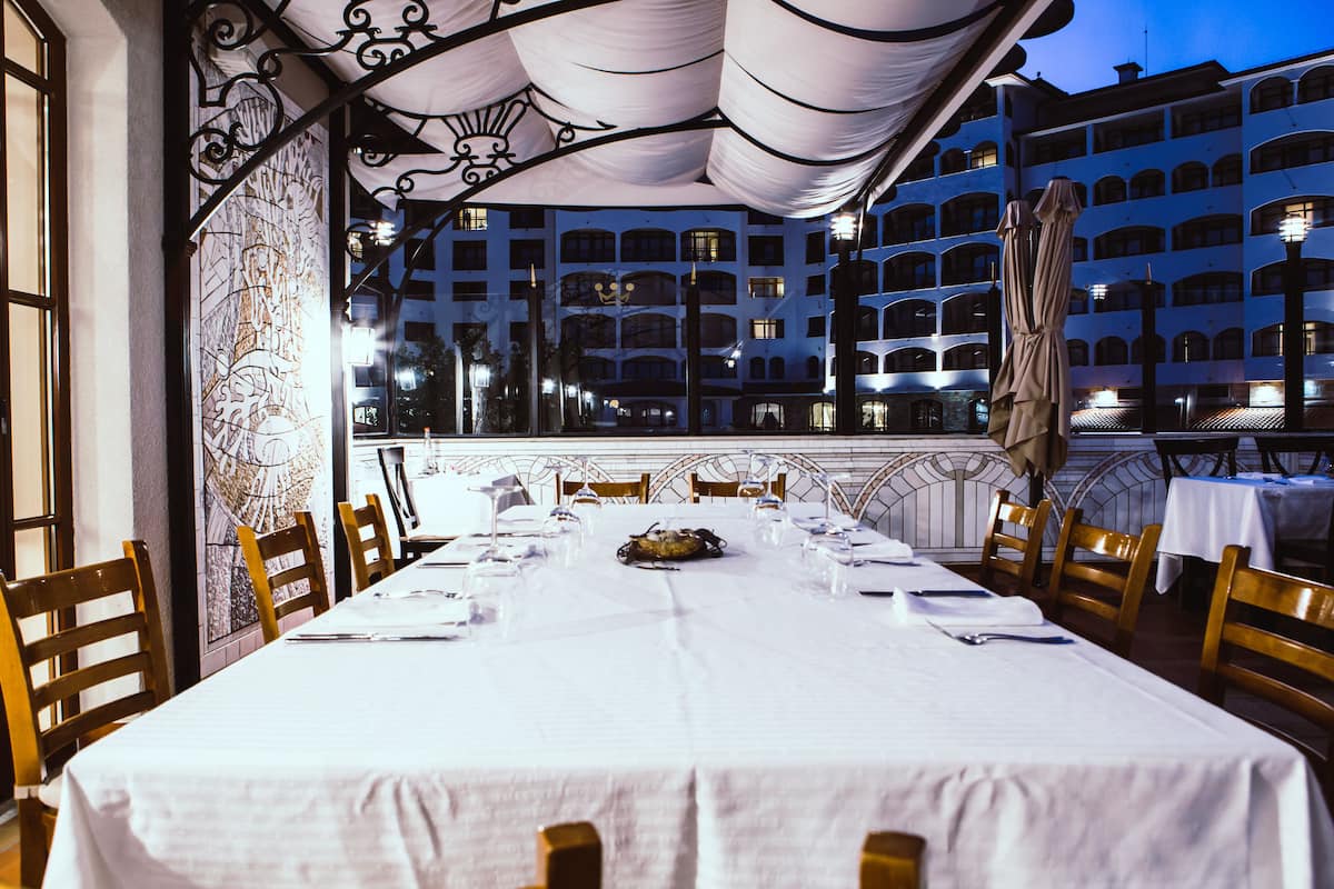 2 restaurants, breakfast, dinner served; international cuisine