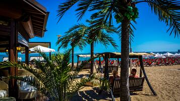 Plage privée, chaises longues, parasols