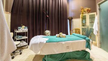 Sauna, hot tub, steam room, Turkish bath/hammam, body treatments