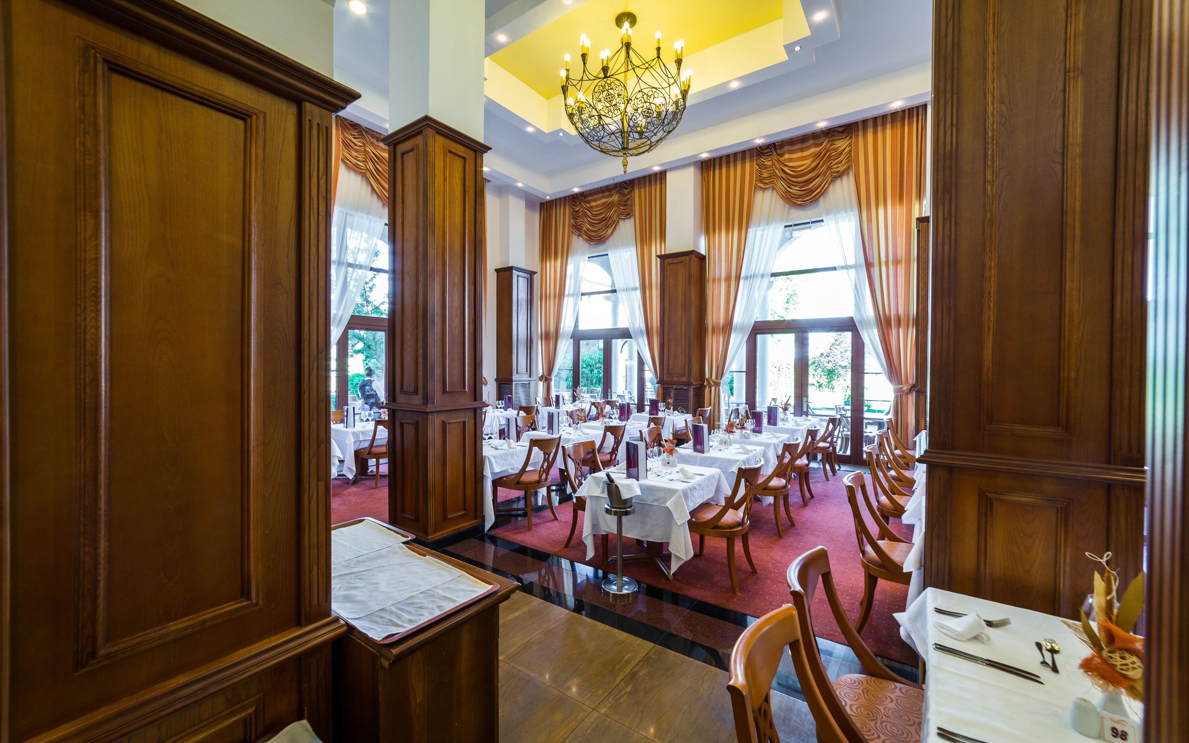 2 restaurants, breakfast, dinner served; international cuisine