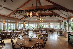 供应早餐、午餐和晚餐，地方菜