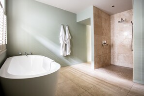 Deluxe Double Room, 1 King Bed | Bathroom | Towels - The Plume of Feathers (Newquay)
