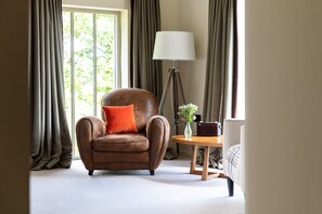 Luksus-dobbeltrom, 1 kingsize-seng | Oppholdsområde | En 0-tommers smart-TV med digitale kanaler samt TV