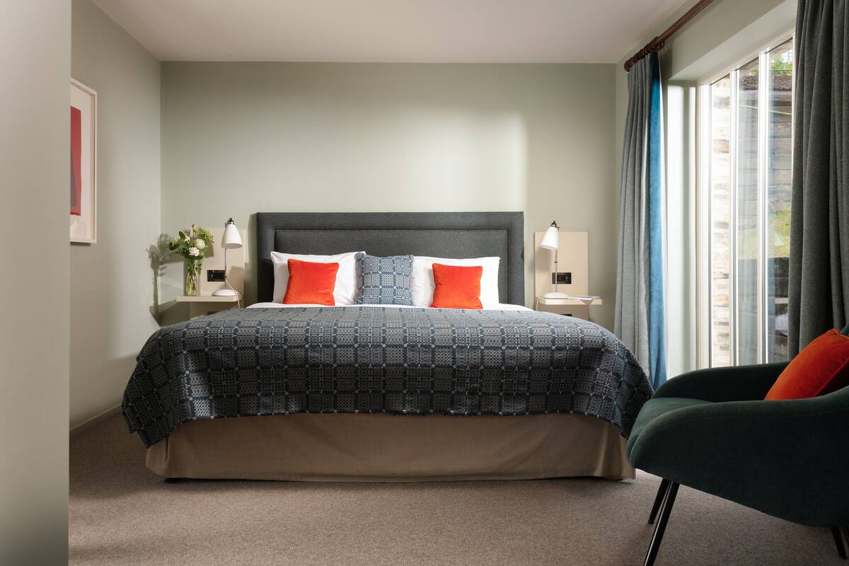 Skrivebord, blendingsgardiner og strykejern/-brett