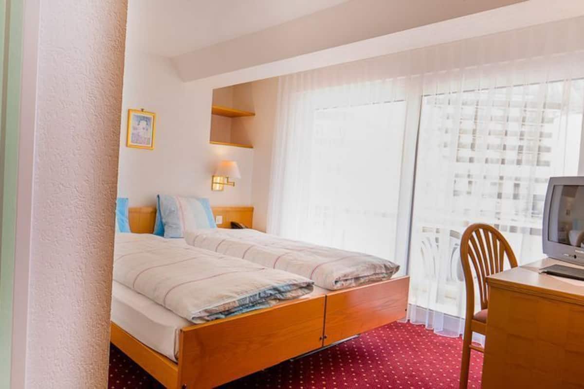 standard twin room | hypo-allergenic bedding, in-room safe, individually decorated, desk