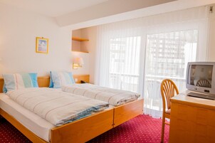 Hypo-allergenic bedding, in-room safe, individually decorated, desk