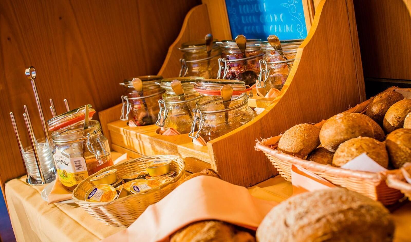 breakfast and dinner served, french cuisine