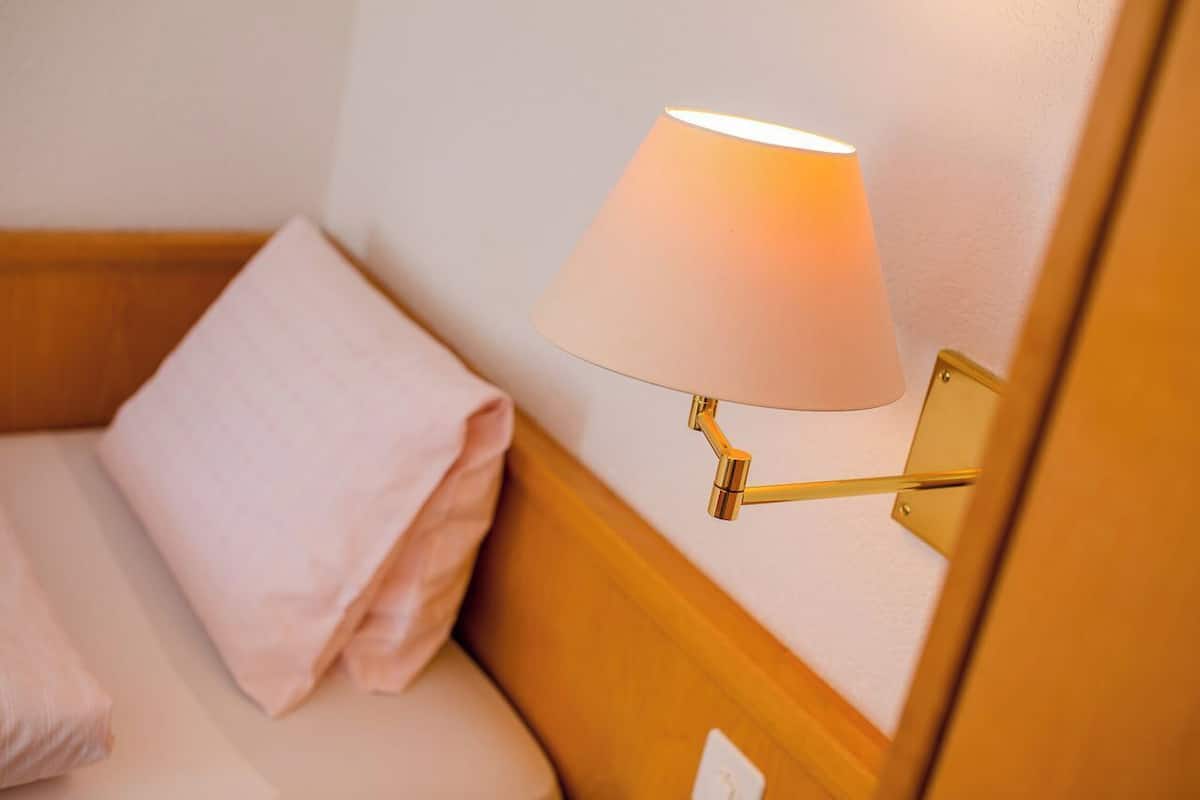 Literie hypoallergénique, coffres-forts dans les chambres