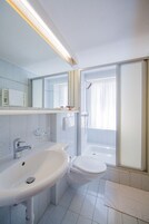 Ducha, secador de pelo, toallas
