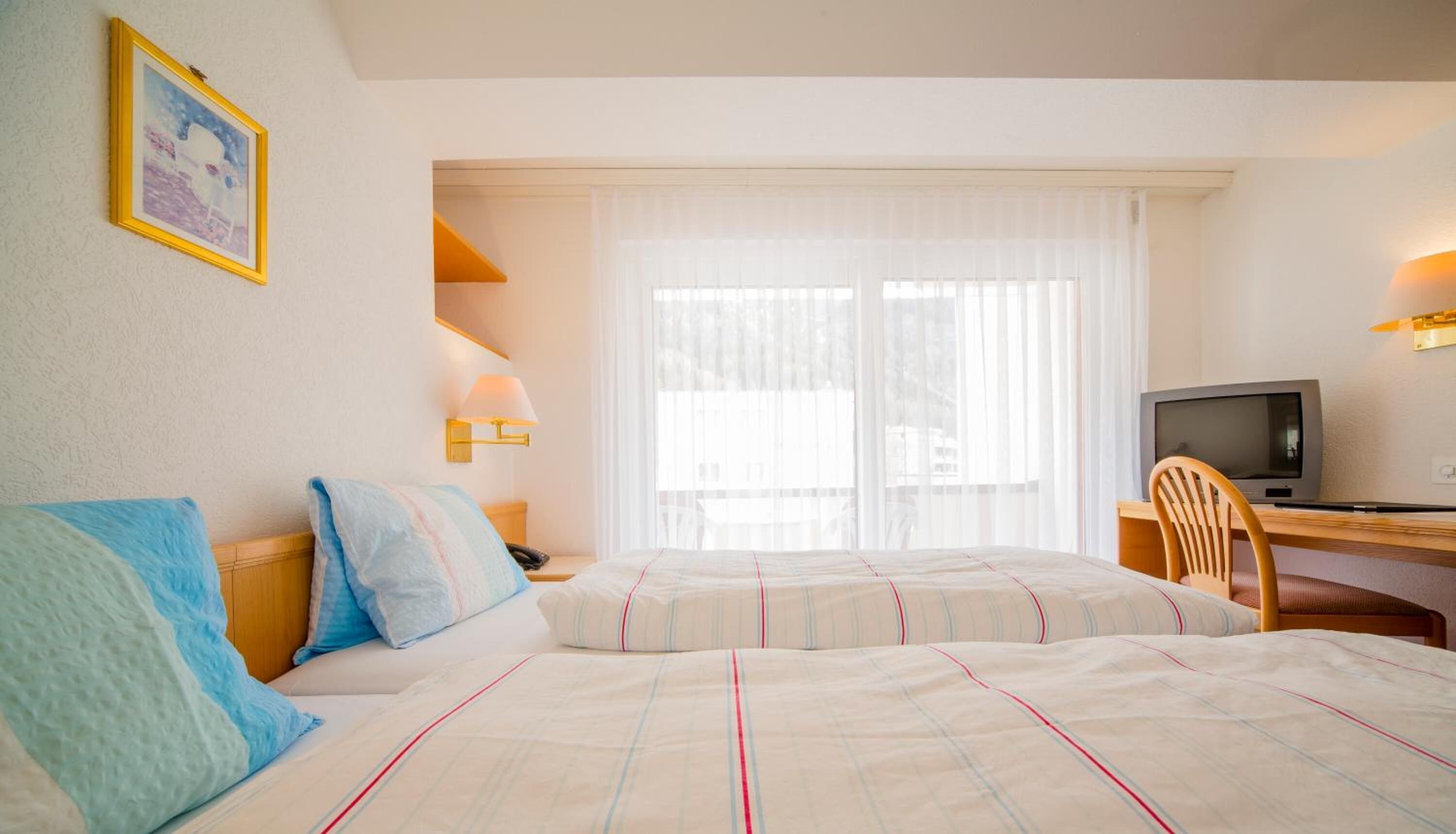 hypo-allergenic bedding, in-room safe, individually decorated, desk