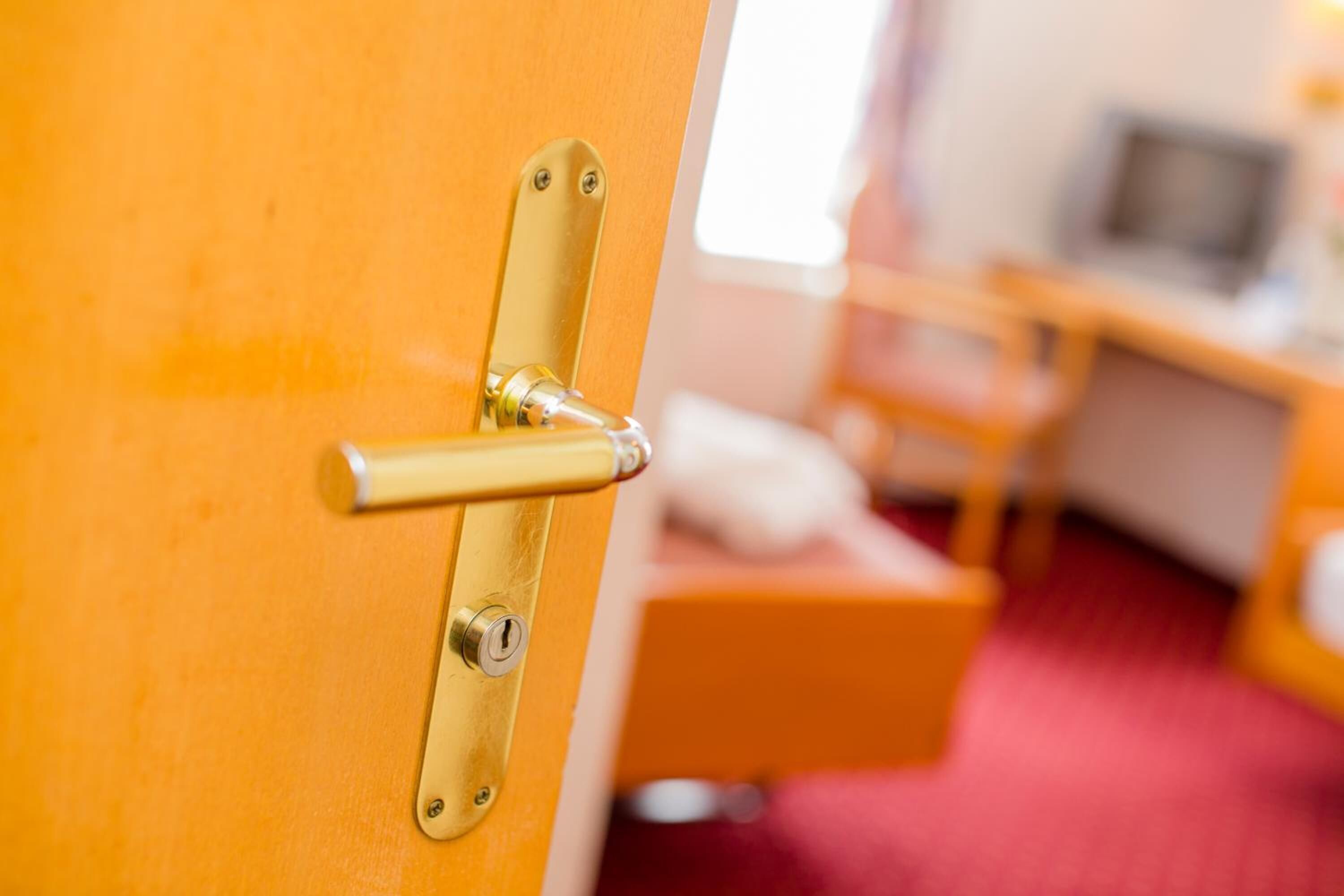 hypo-allergenic bedding, in-room safe, individually decorated, desk