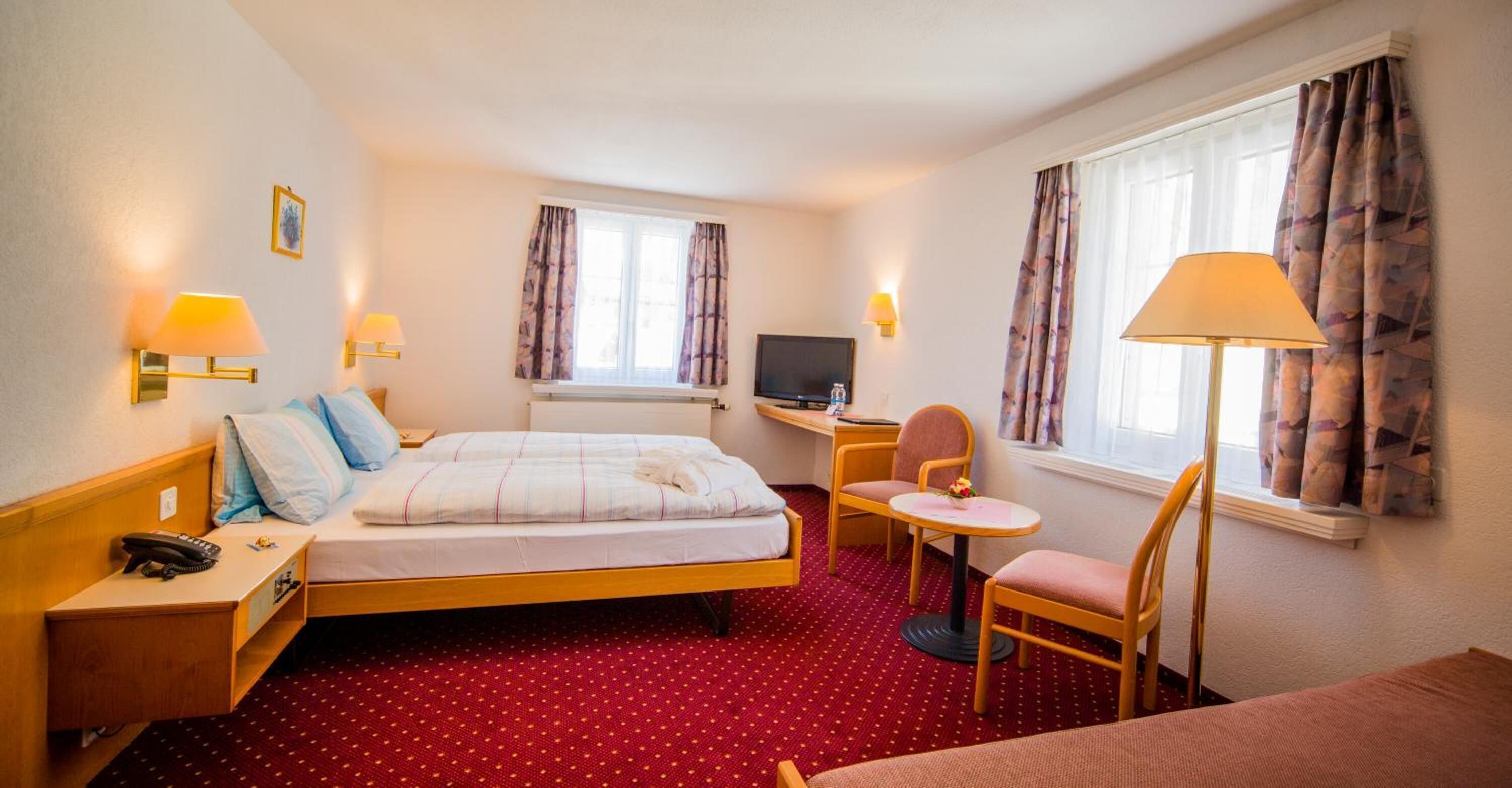 hypo-allergenic bedding, in-room safe, individually decorated, desk