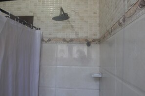 Bathroom shower - Al Minar Hotel (Zanzibar Town)