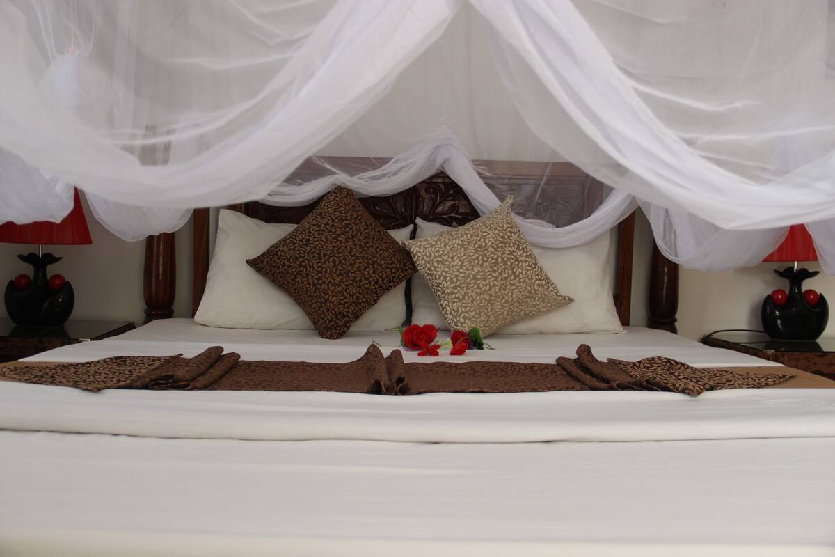 1 Schlafzimmer, hochwertige Bettwaren, Betten mit Memory-Foam-Matratzen