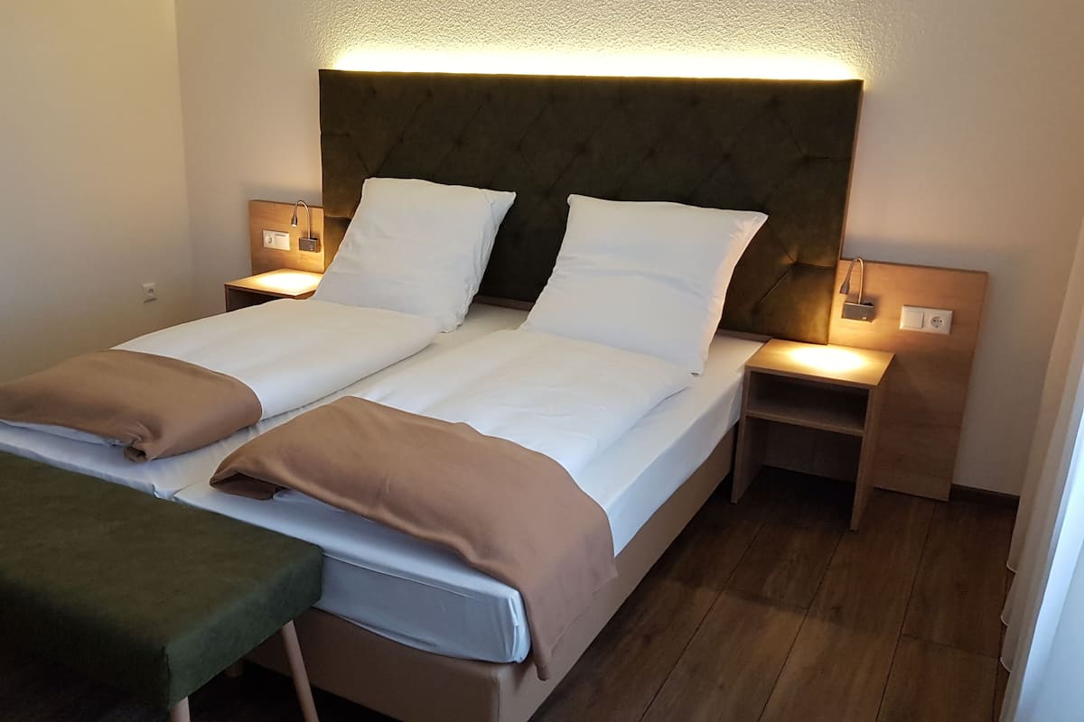 Single Room, Garden View (Plus) | 1 bilik tidur, peralatan tempat tidur hipoalergenik, meja