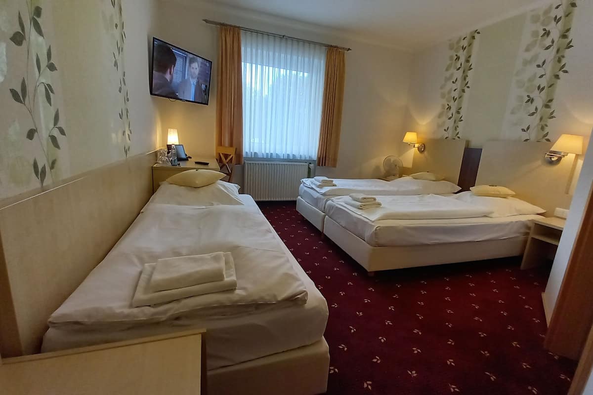 triple room | hypo-allergenic bedding, desk, blackout curtains, cots/infant beds