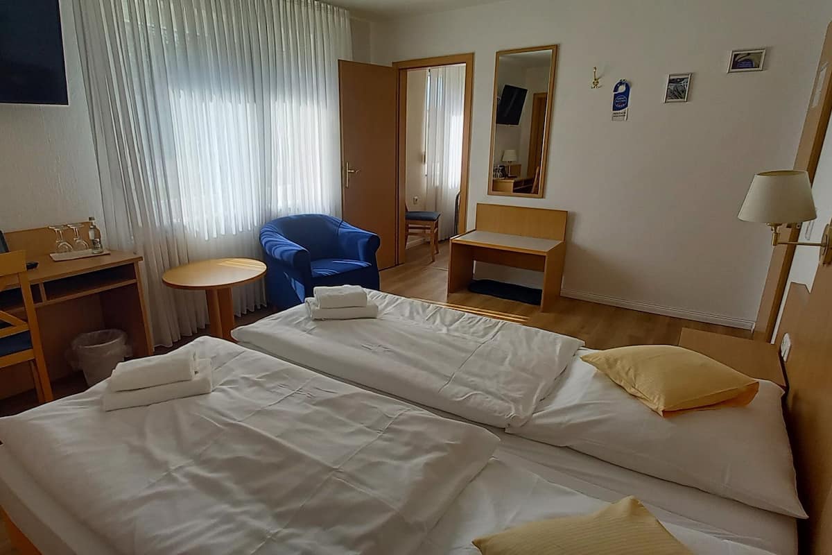 Family Room | Ruang tamu | 43 inci televisyen skrin rata dengan satelit, TV, komputer tablet