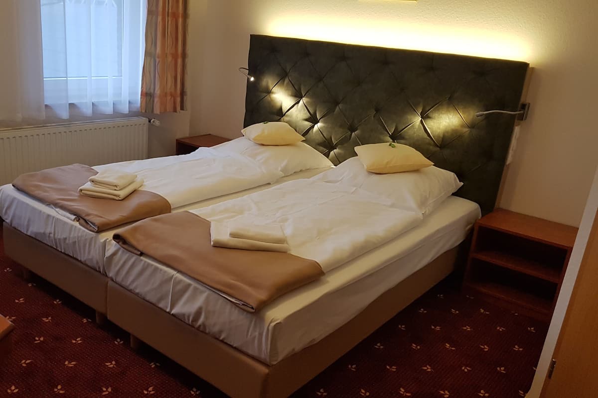 1 bilik tidur, peralatan tempat tidur hipoalergenik, meja