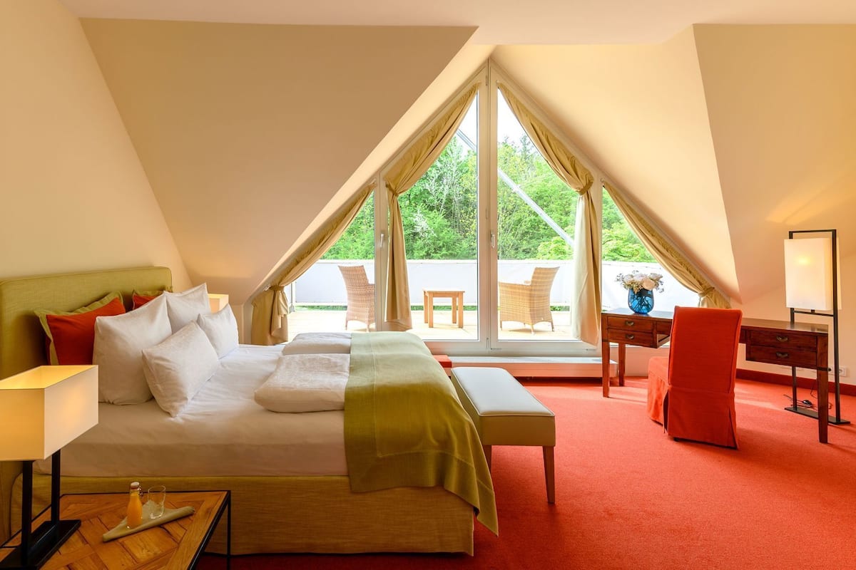 Premium bedding, down comforters, minibar, in-room safe