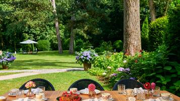 Phục vụ bữa trưa, bữa tối, món ăn mang phong cách quốc tế, nhìn ra vườn