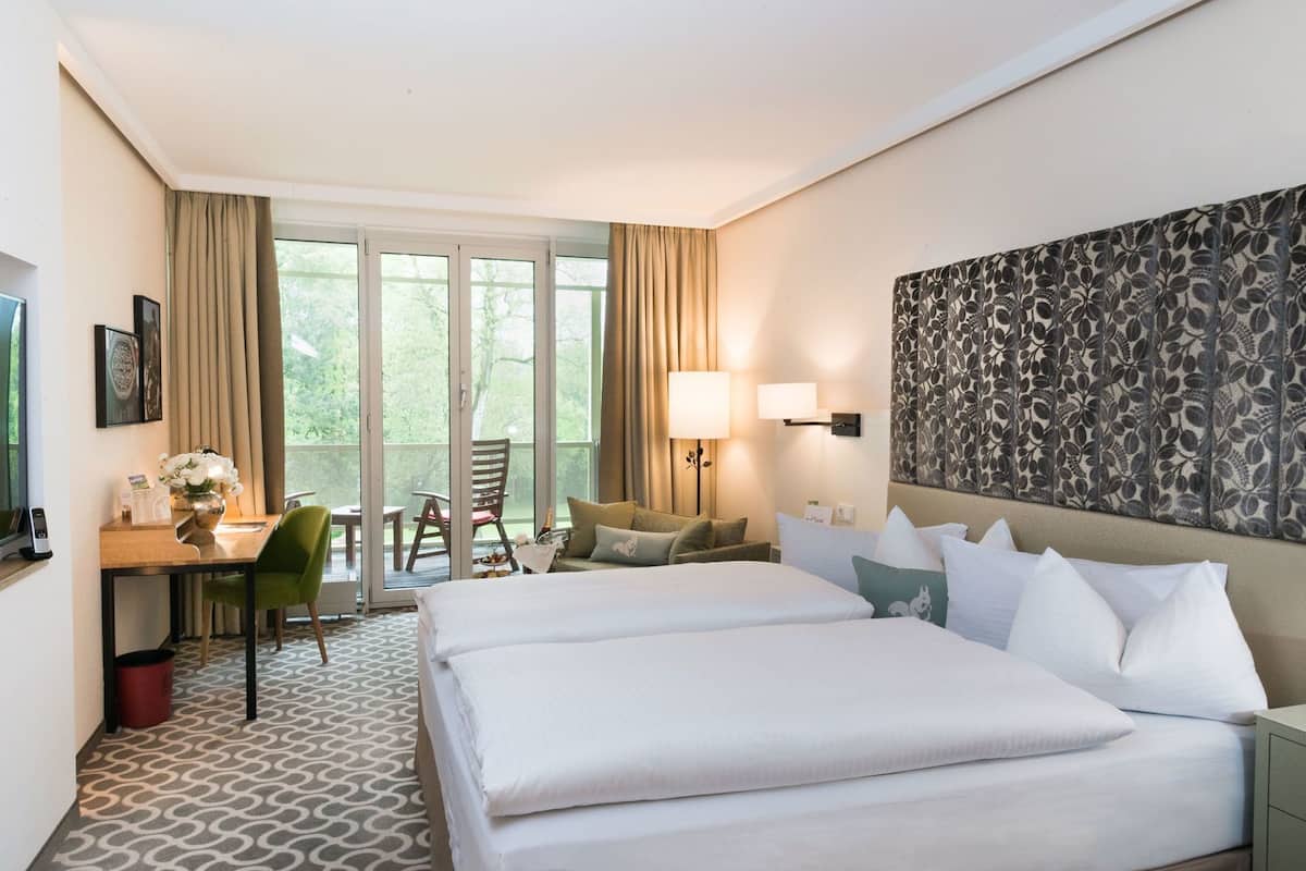 Premium bedding, down comforters, minibar, in-room safe