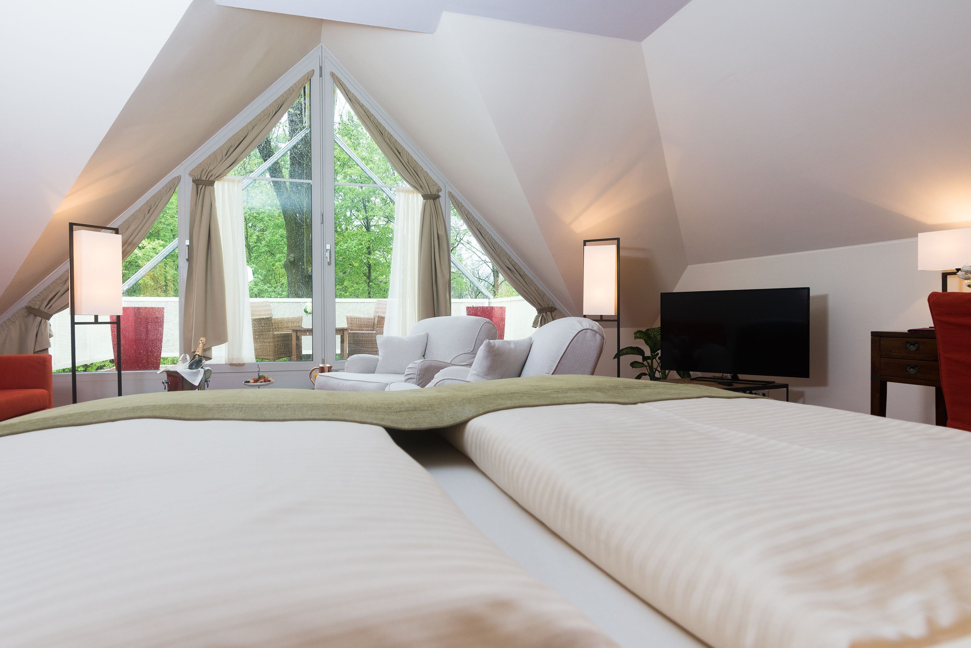 أغطية فراش متميزة وألحفة محشوة بالريش وميني بار وخزنة داخل الغرفة