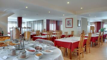 Desayuno buffet todos los días (con cargo)
