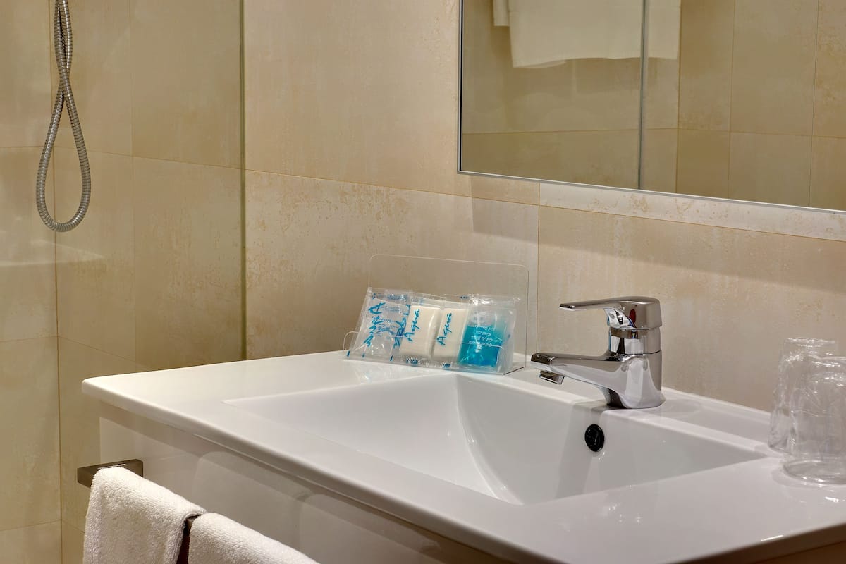 in-room safe, free wifi