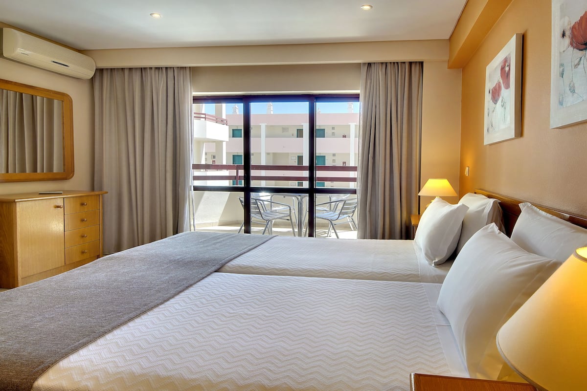 in-room safe, free wifi