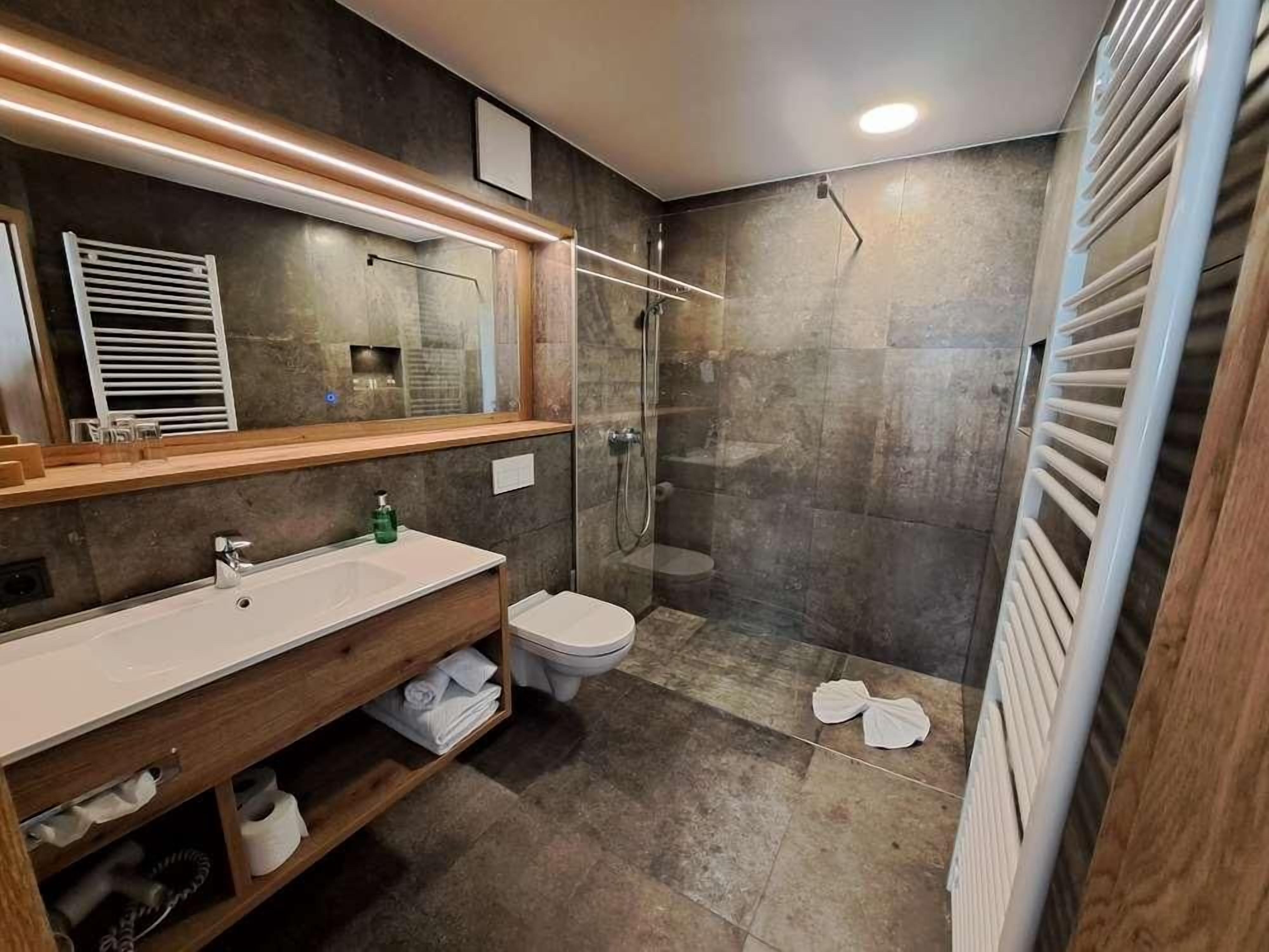 Ein modernes Badezimmer mit Dusche, Toilette und Waschtisch.