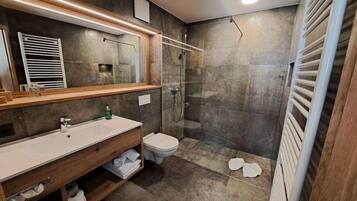 Ein modernes Badezimmer mit Dusche, Toilette und Waschtisch.