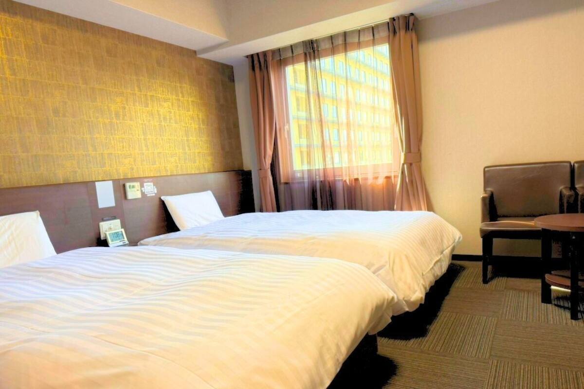 Brankas, meja kerja, kedap suara, dan Wi-Fi gratis