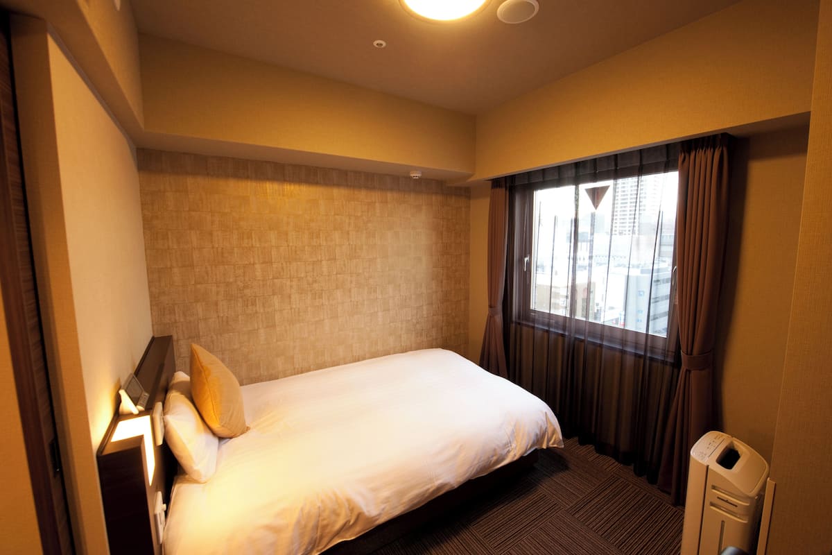Kamar Single, Bebas Asap Rokok (120cm bed) | Brankas, meja kerja, kedap suara, dan Wi-Fi gratis