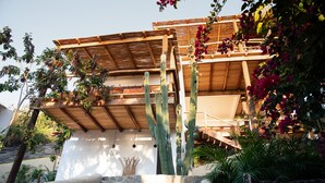 A building with a wooden roof, stone steps, and cacti. - El Alquimista Yoga & Spa (San Pedro Pochutla)