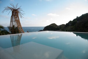 Una piscina al aire libre, sillones reclinables de piscina