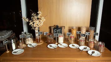 Een presentatie van etenswaren met diverse potten, voorzien van ingrediënten zoals 'Biscoff', 'Mel' en 'Chia'.