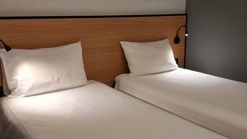 Quarto standard, 2 camas de solteiro | Frigobar, escrivaninha, espaço de trabalho para notebook