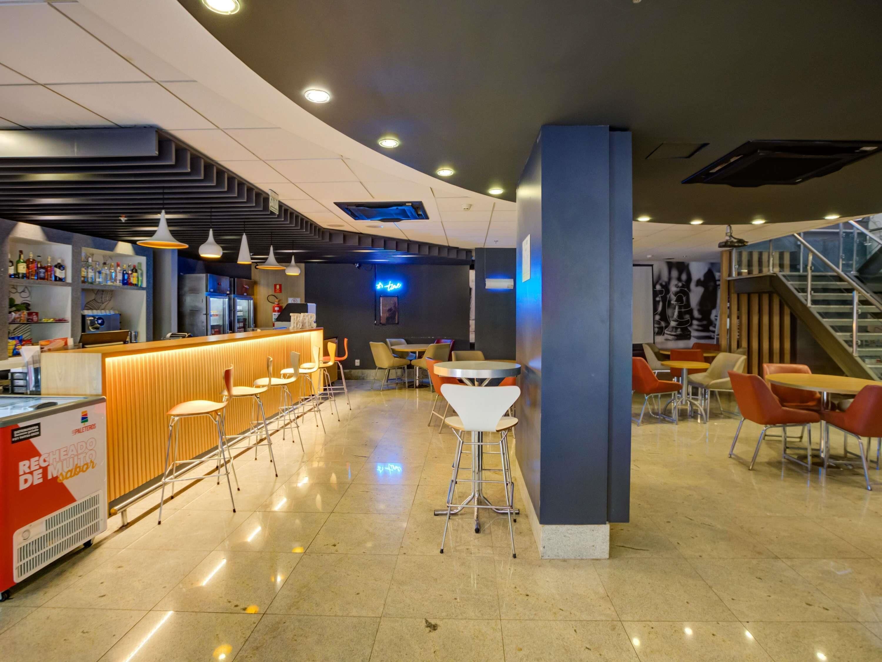 Bar (trong khuôn viên)