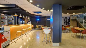 Bar (trong khuôn viên)