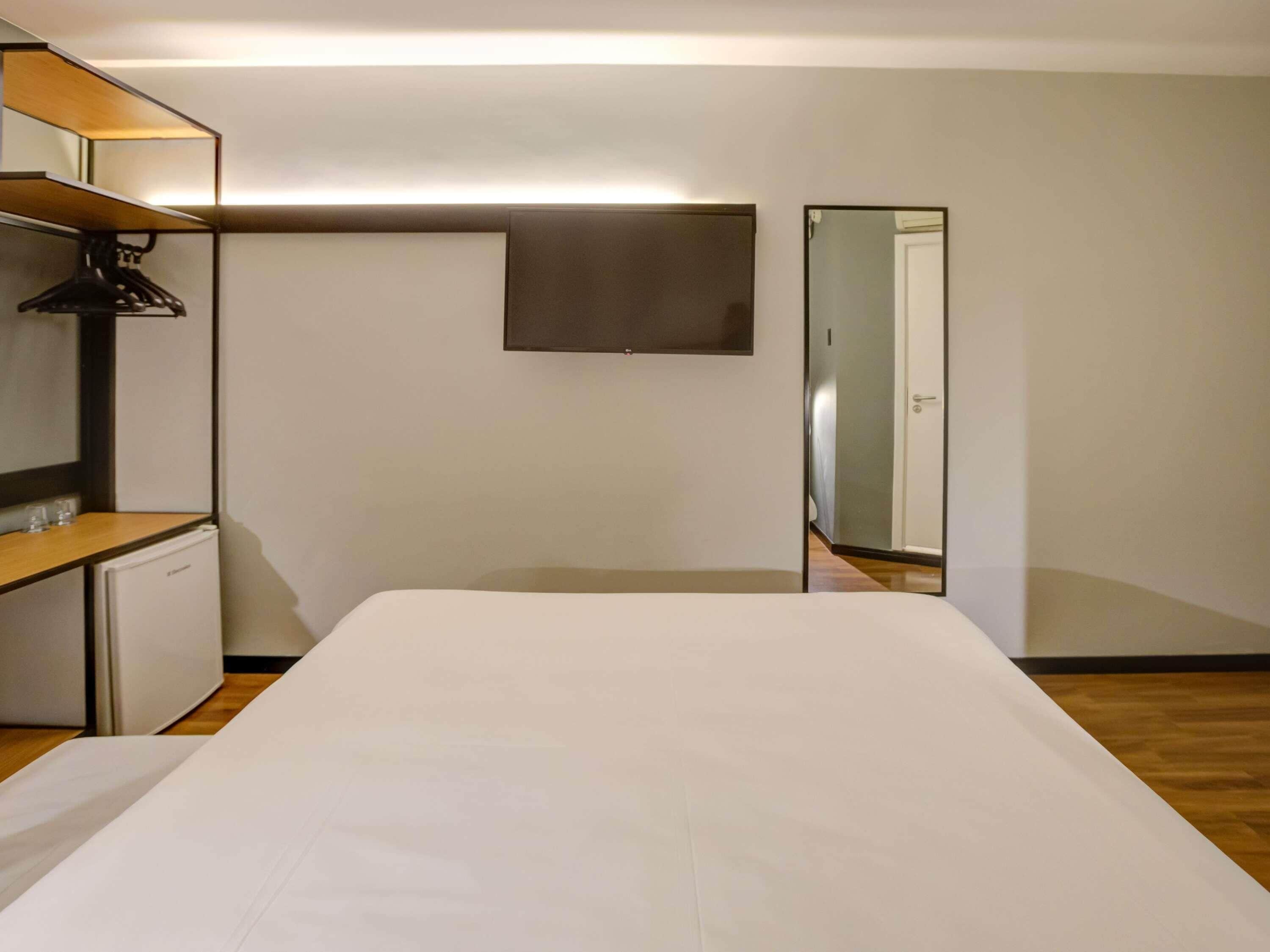 Minibar, bureau, espace de travail pour ordinateur portable
