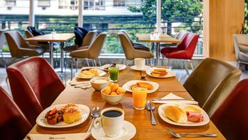Daily buffet breakfast (BRL 49 per person)