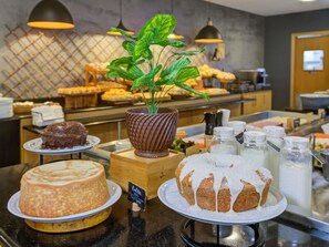 A buffet with various desserts and a potted plant. - ibis Rio de Janeiro Botafogo (Rio de Janeiro)
